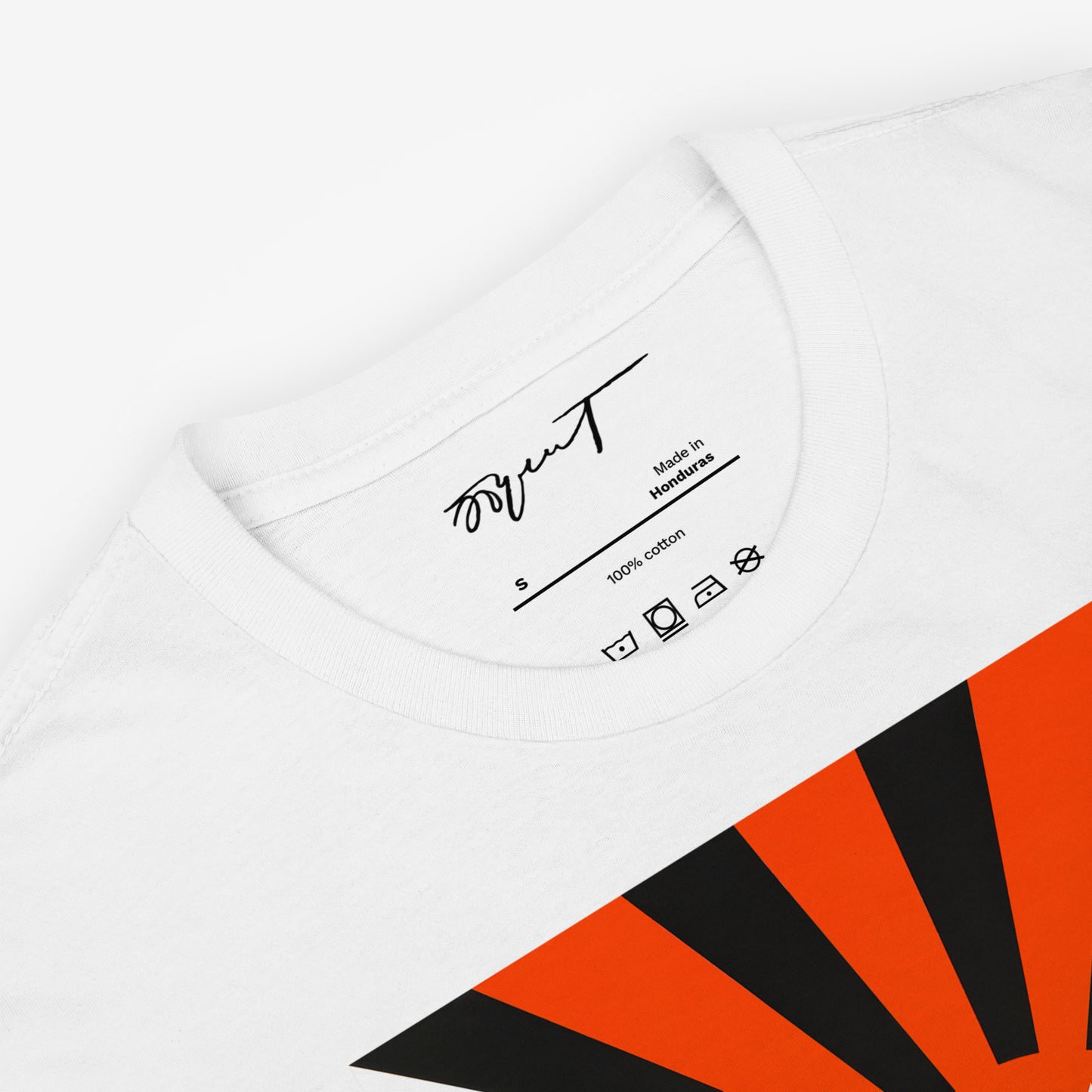 Close-up of Erik Bulatov’s Вперёд (Forward) artwork printed on a white T-shirt, highlighting the design’s bold typography